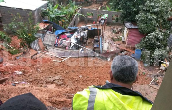 Cuatro niños se salvan de milagro tras caerle muro en La Ceiba