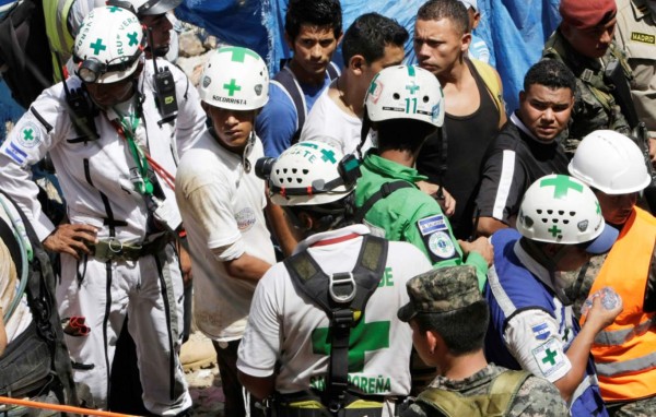 Continúa labor de rescate de los otros ocho mineros hondureños