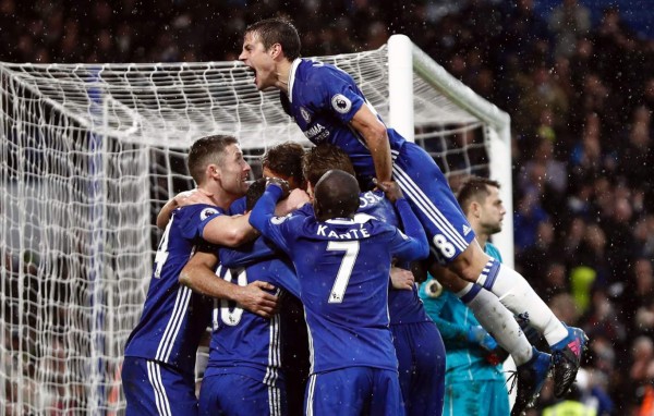 El Chelsea vence al Swansea y se acerca al título de la Premier League
