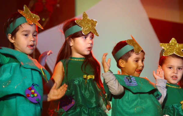 Alumnos de la escuela Little Feet realizan su tradicional evento navideño