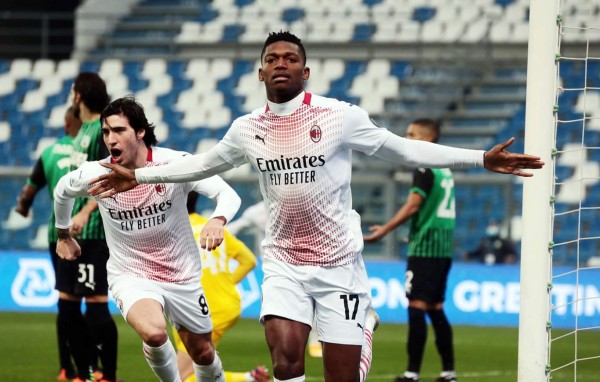El portugués Rafael Leao marcó el gol a los seis segundos y abrió el camino del triunfo del AC Milan en Sassuolo. Foto EFE