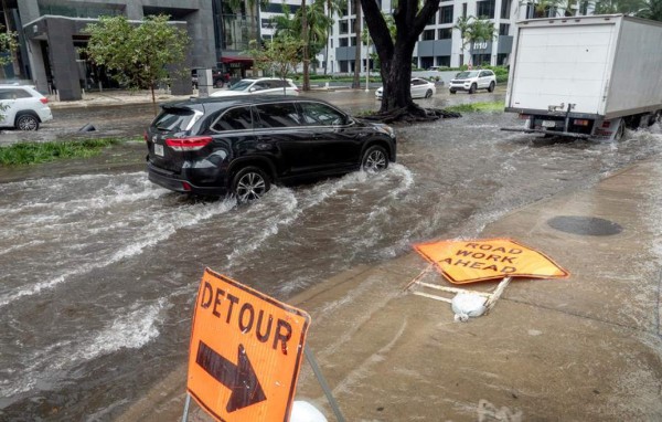 Eta vuelve a tocar tierra en Florida dejando lluvias e inundaciones