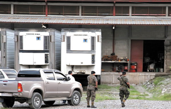 Hallan cocaína, armas y municiones en bodega