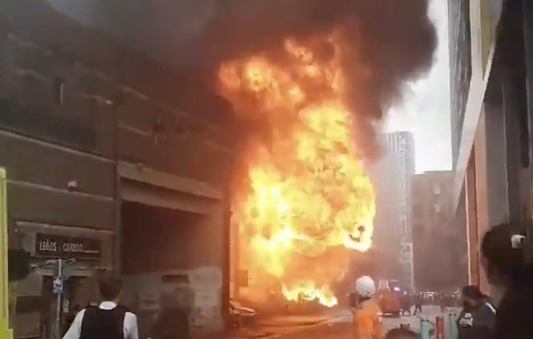 Gigantesco incendio en una estación de tren de Londres