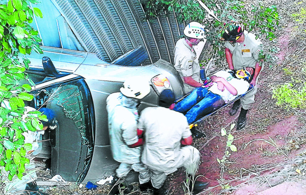 Pareja sale lesionada al caer carro a un abismo