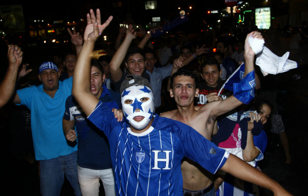 Así celebraron los hondureños el Aztecazo ante México