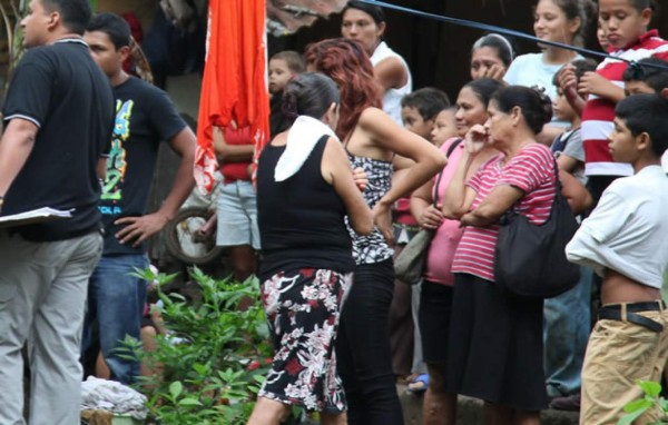 Acribillan a una maestra y su hijo