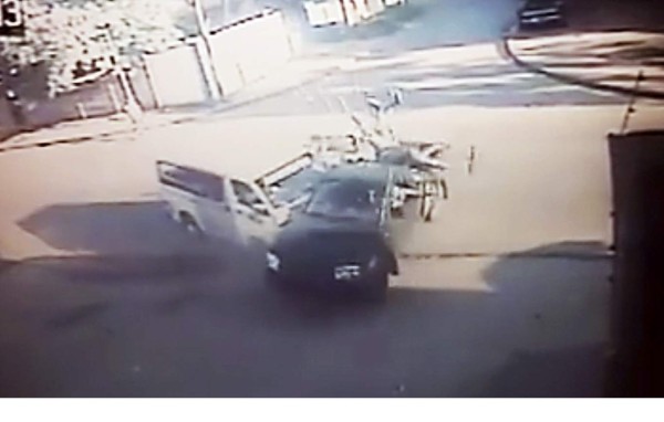 Impactante choque entre rapidito y patrulla militar en San Pedro Sula