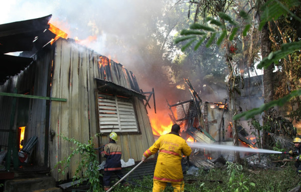 Incendio consume una de las casas más viejas de San Pedro Sula