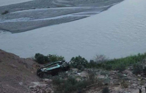 Al menos 43 muertos tras la caída de autobús a un abismo en Perú