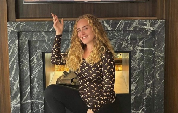 Adele causa revuelo en Instagram con sexi foto