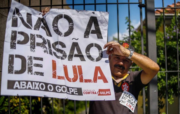 Lula no se entrega a la Justicia en el plazo previsto