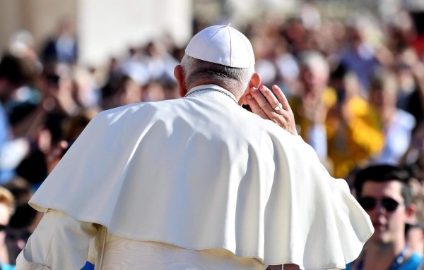 El Papa dice que el aborto es como contratar a un sicario para resolver el problema