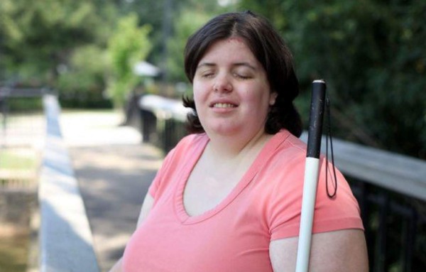 Mujer se echa disolvente en los ojos para quedar ciega