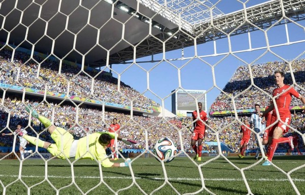 Di María se viste de Ángel y lleva a Argentina a cuartos