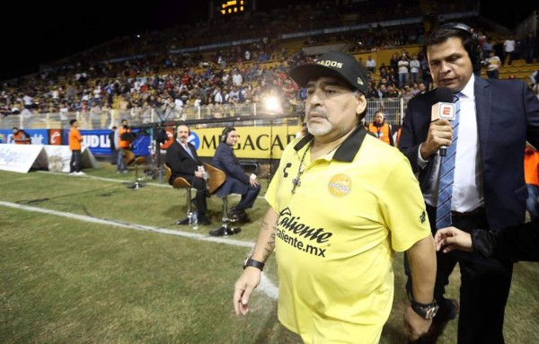VIDEO: La dura respuesta de Maradona a periodista de ESPN y luego lo mandó a sacar del campo