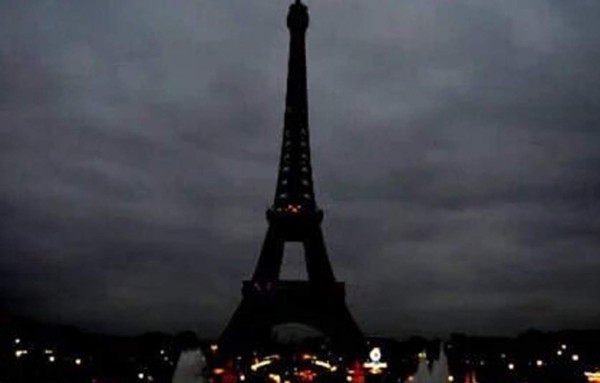 Torre Eiffel apaga sus luces tras los atentados
