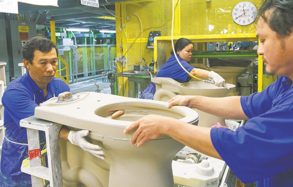 Pese a la competencia de México, resurge el inodoro ‘made in USA’