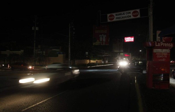 Apagones agobian al sector comercial sampedrano