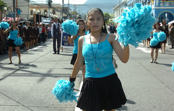 Atractivos desfiles patrios en La Ceiba