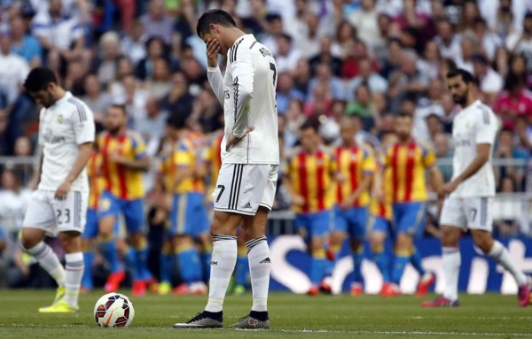Real Madrid empata con el Valencia y se aleja del título