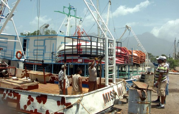 Pescadores industriales amenazan con tomarse muelle de cabotaje en La Ceiba