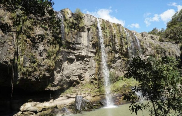 A 500 metros antes de llegar a la Cueva del Gigante, se encuentra la refrescante posa La Cascada, que tiene una profundidad de dos metros y medio.
