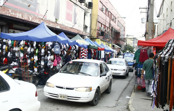 Buhoneros cierran con sus ventas las calles del Centro sampedrano
