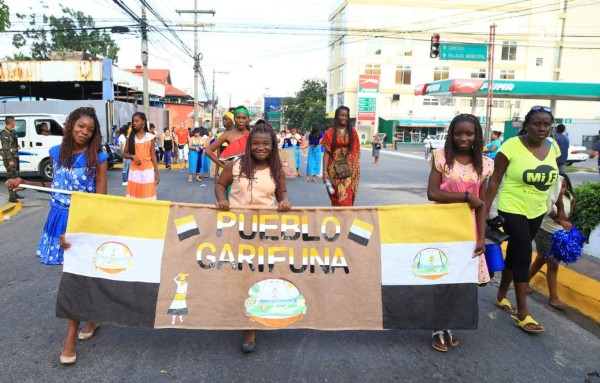 Sampedranos aprenden a hablar garífuna intercultural en escuelas de la ciudad