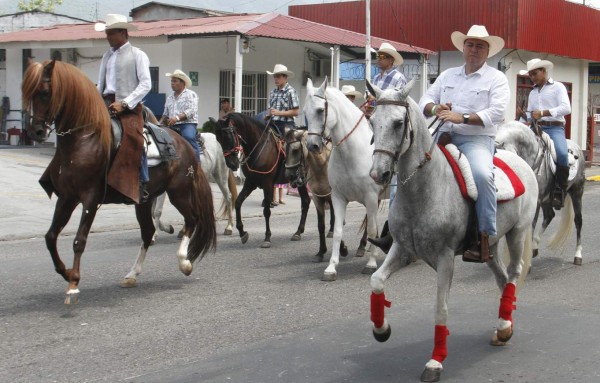 Desfile hípico del Agas cautiva a sampedranos