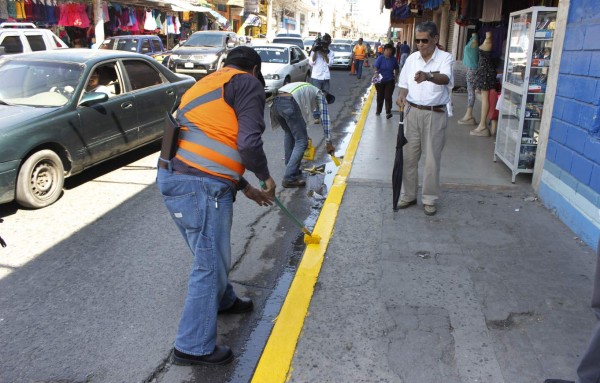 Señalizan áreas de estacionamiento en la Tercera Avenida de San Pedro Sula