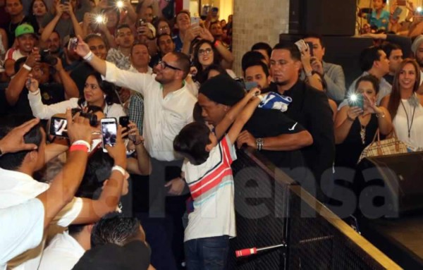 Un niño hizo una pregunta a Ronaldinho y terminó llorando