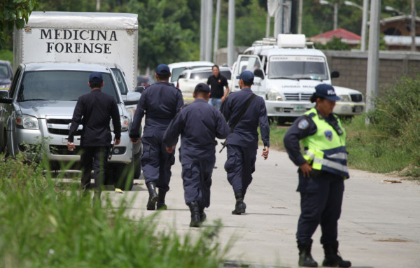 Matan y queman a dos hombres dentro de carro