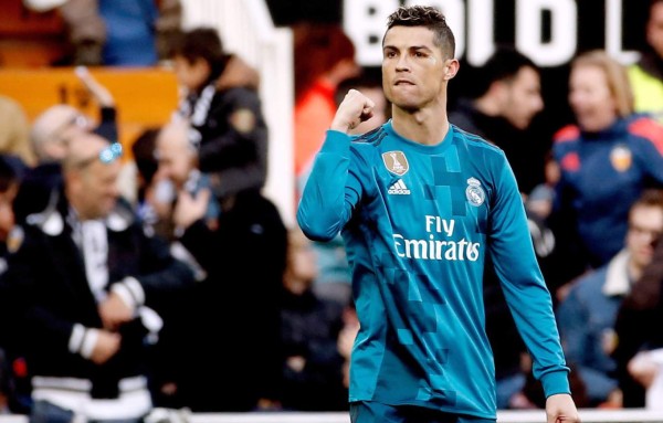 GRAF8647. VALENCIA, 27/01/2018.- El delantero portugués del Real Madrid Cristiano Ronaldo, celebra el segundo gol de su equipo ante el Valencia, durante el partido de liga correspondiente a la vigésimo primera jornada que se disputa en el estadio de Mestalla. EFE/Juan Carlos Cárdenas