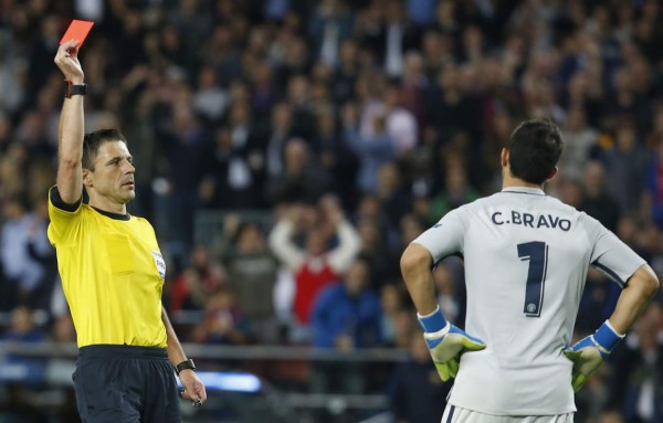 El tremendo error que le costó la roja a Claudio Bravo