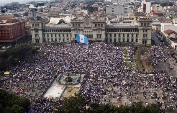 Miles de indignados marchan contra el gobierno de Guatemala