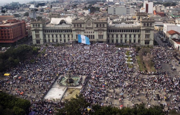 Miles de indignados marchan contra el gobierno de Guatemala