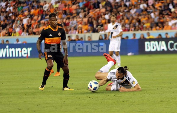 Romell Quioto le ganó el duelo a Zlatan Ibrahimovic.