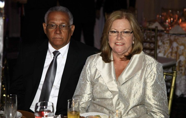 Joel Heyer y Vivian Zúniga se prometen amor en el altar