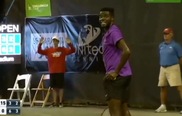 Video: gemidos de pareja interrumpen juego de tenis