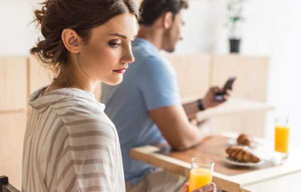 Aferrada a novio, aunque no es feliz