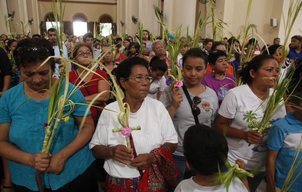 Miles en San Pedro Sula salen a las calles a bendecir sus ramos