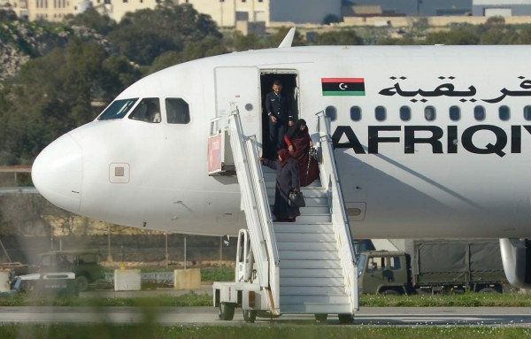 Se rinden secuestradores de avión de Libia