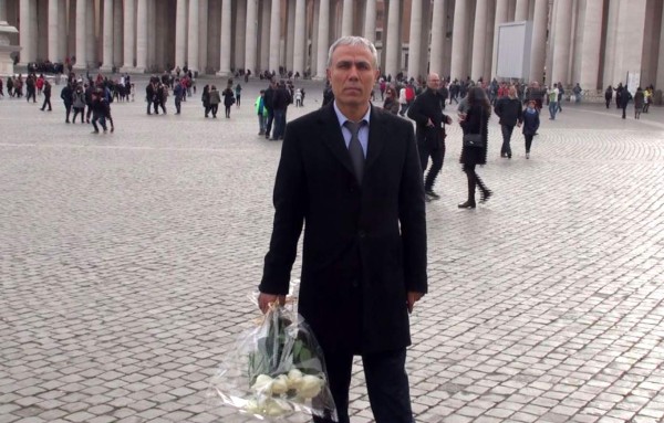 Hombre que intentó matar a Juan Pablo II le lleva flores