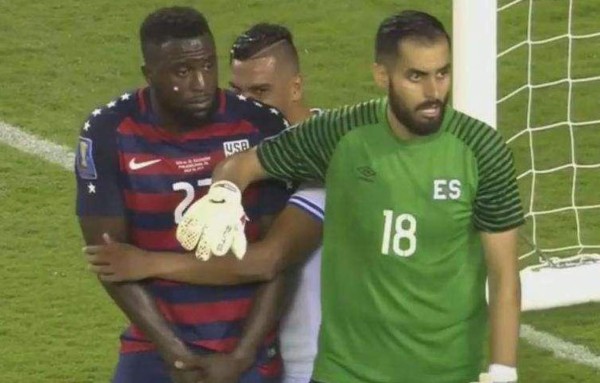 Salvadoreño enfada a mujer de jugador estadounidense por 'manosearlo'