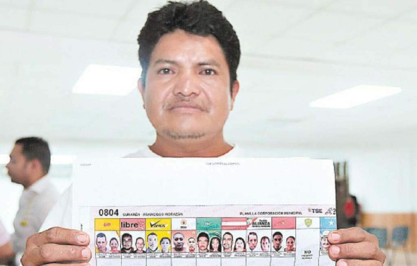 Candidato pide que no voten por él en los comicios