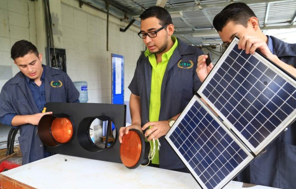 Estudiantes innovan con los semáforos solares