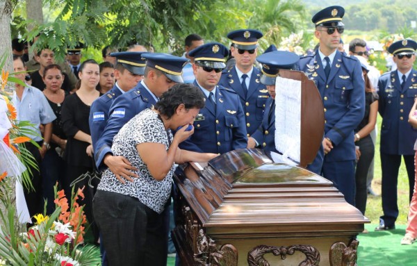 Dan último adiós a piloto de la Fuerza Aérea