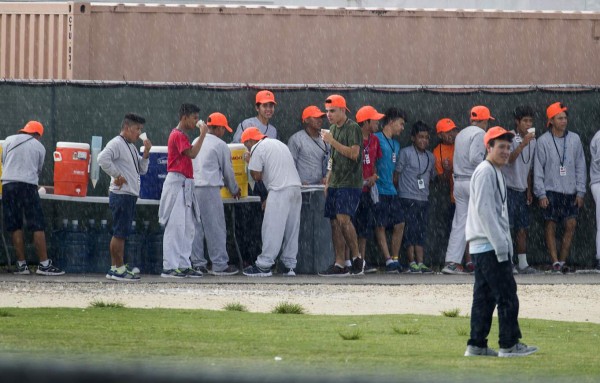 Centro de detención en Florida deja de recibir niños migrantes