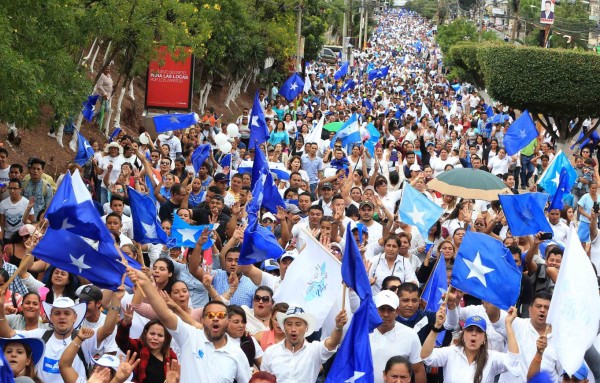 Nacionalistas salen a las calles a pedir por la paz y demostrar su apoyo a JOH